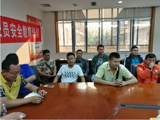版纳铁塔公司驾驶员吴坤、王冬、刘峰（后排左一、左二、左三）参与安全培训会议。
