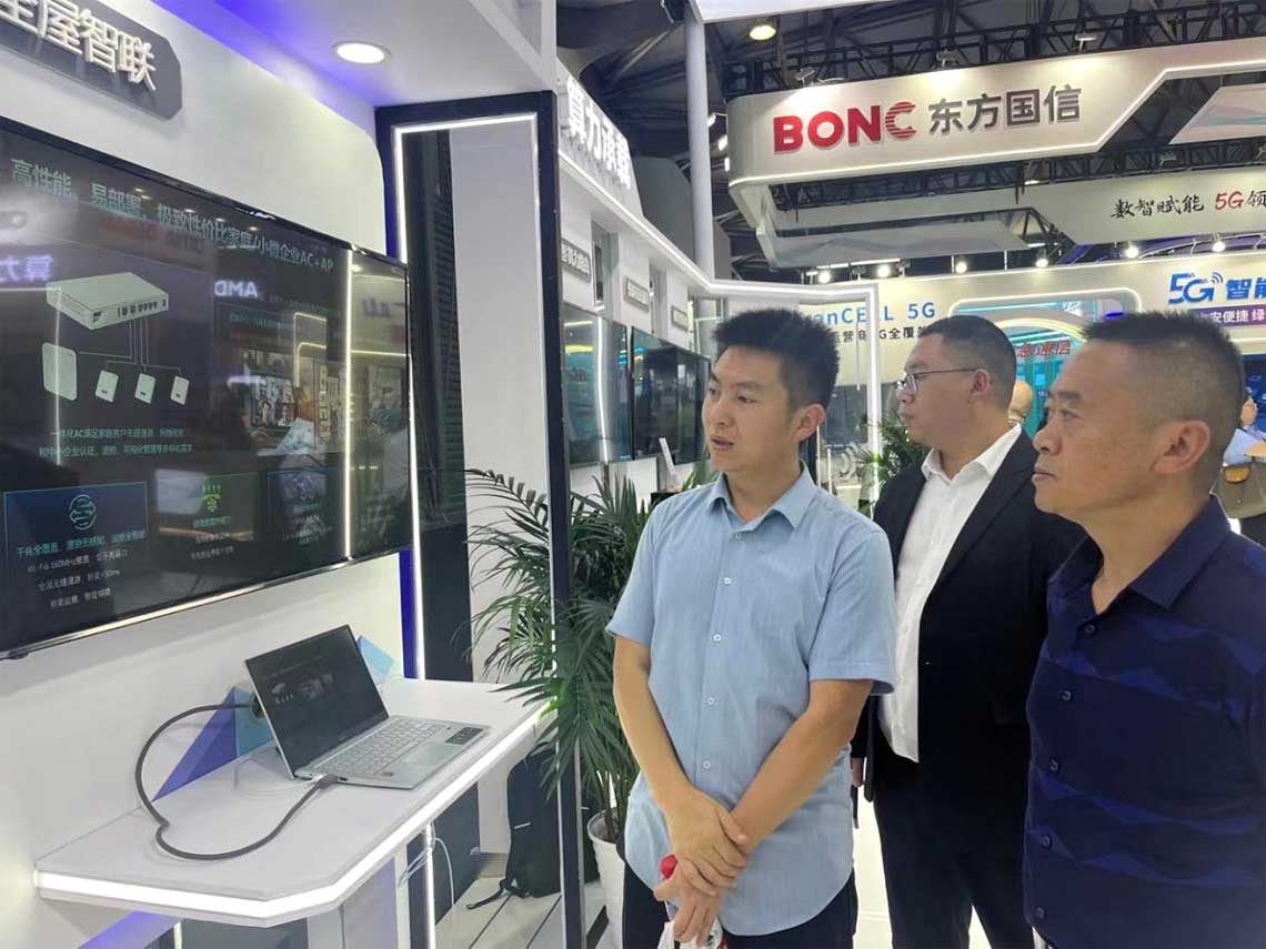 参观全屋智联展区，陈光平进行介绍
